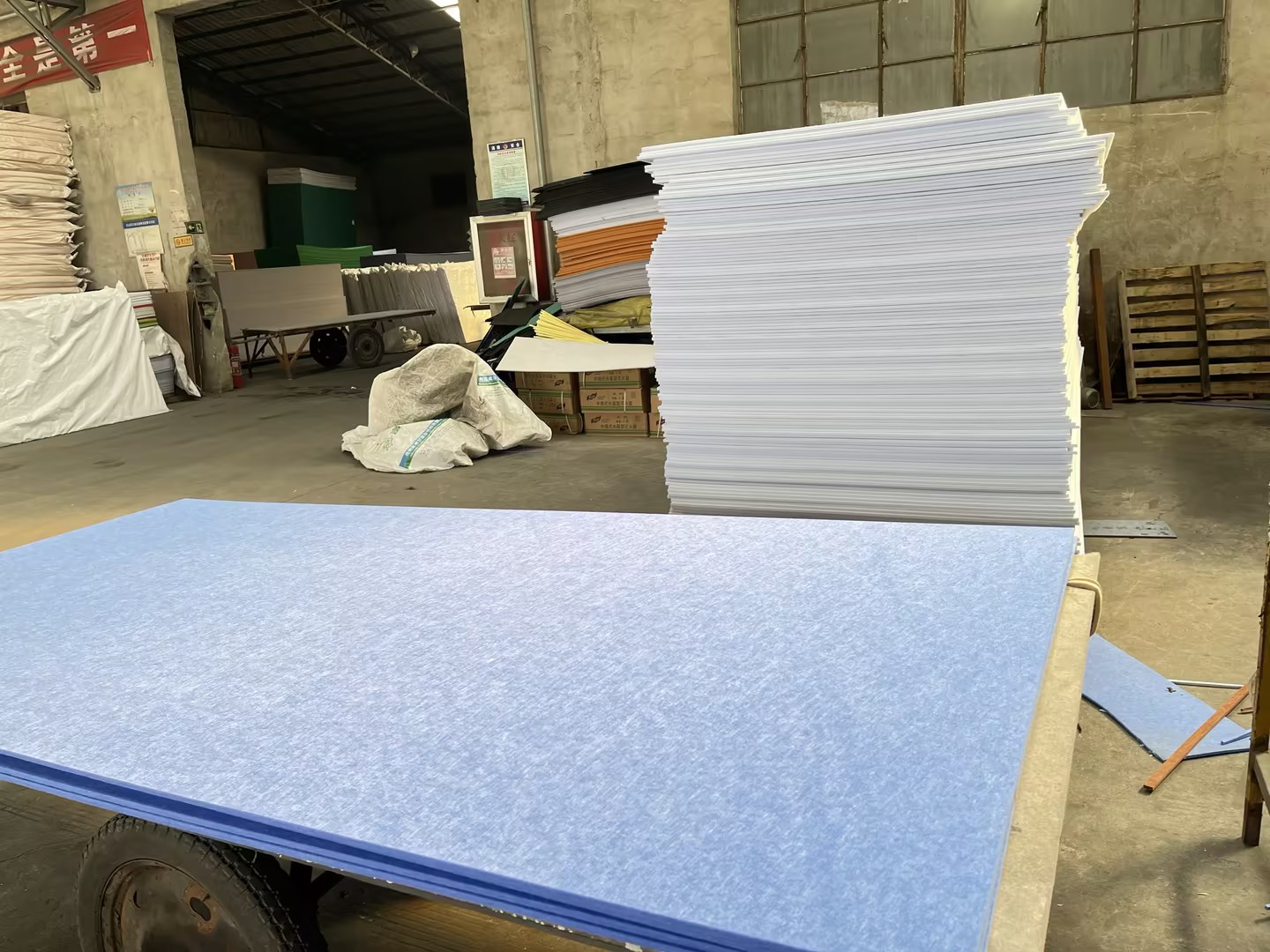 eba876f6-9914-4dda-9eed-963bb1248a0c.jpg 聚酯纖維吸音板